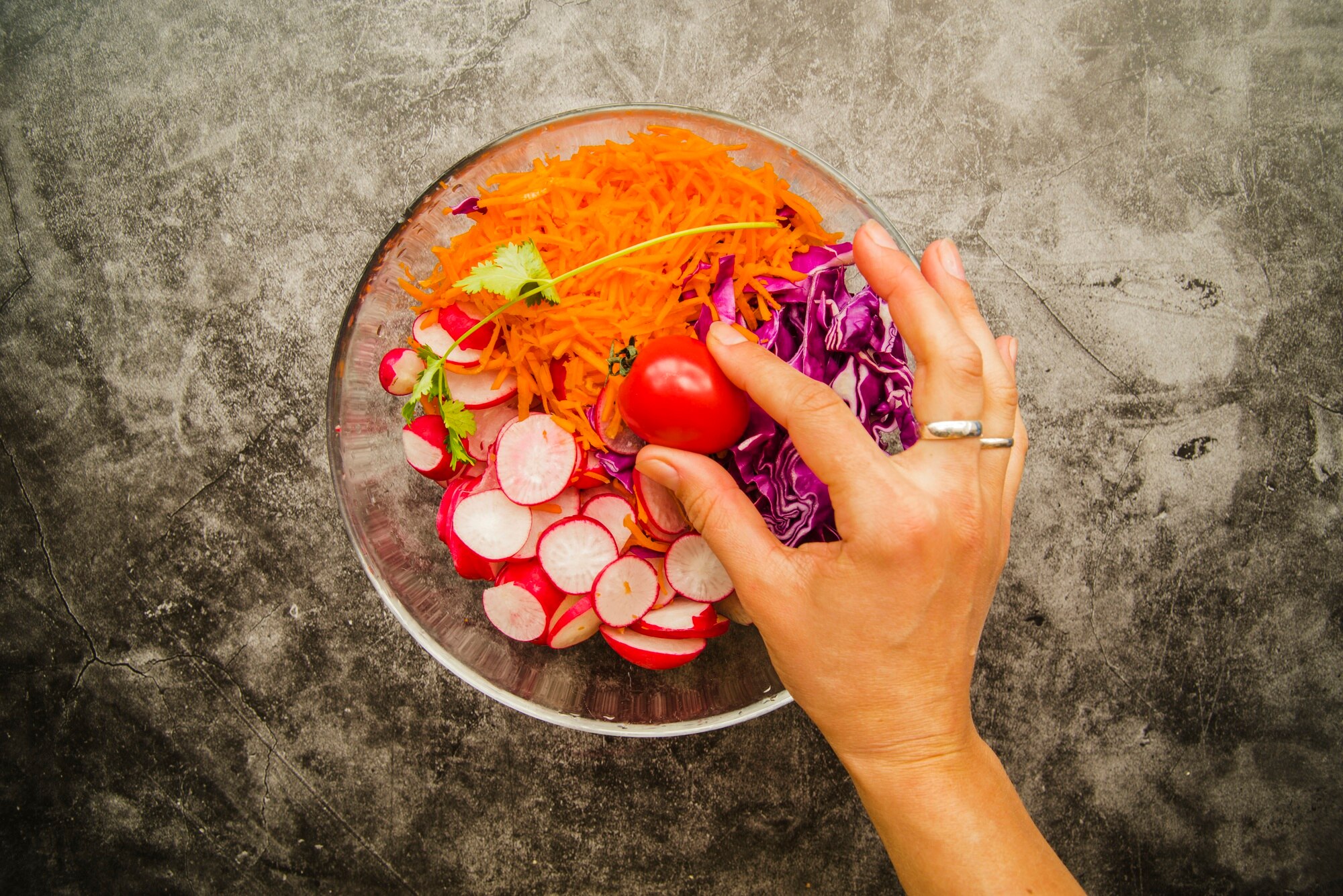 Plato con alimentos frescos y coloridos, vegetales y frutas