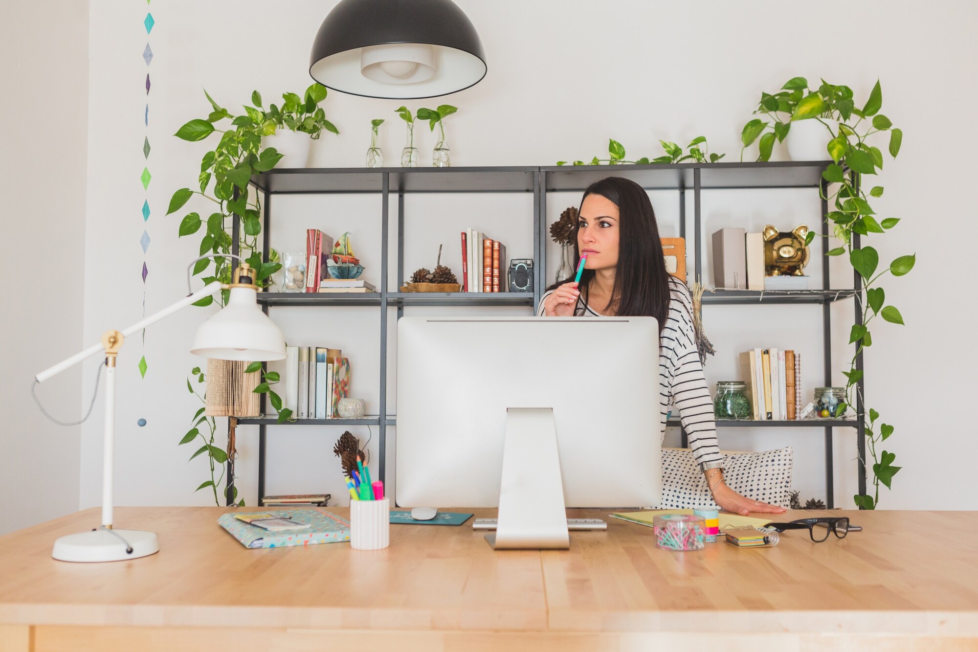 Espacio de trabajo moderno con escritorio organizado y buena iluminación