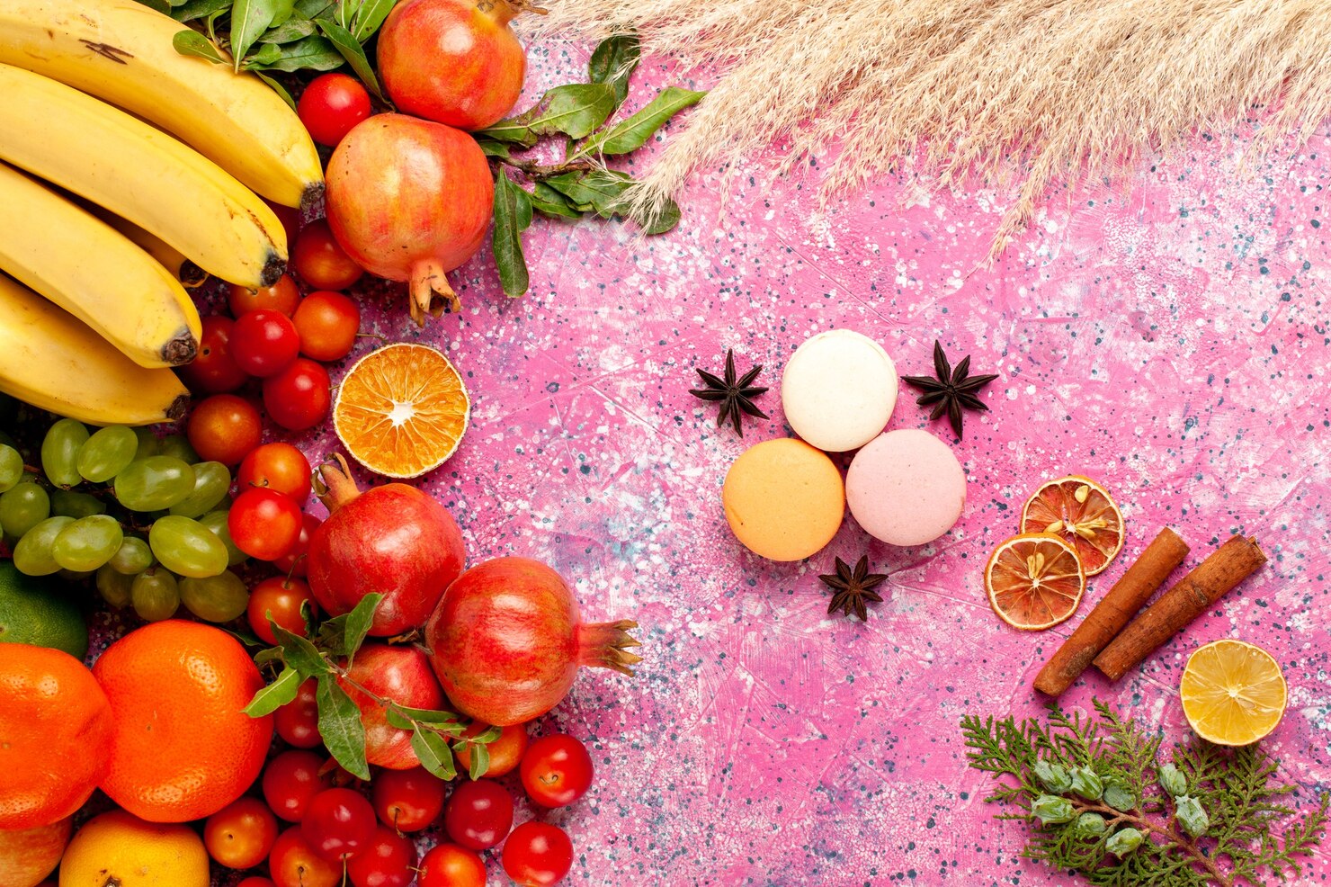 Frutas y vegetales frescos en una mesa con colores vibrantes